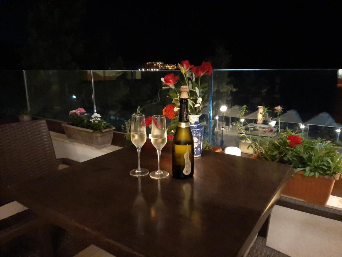 Apartments Kuce Lekovica Beach & Snack Bar- Bistro Esterno foto