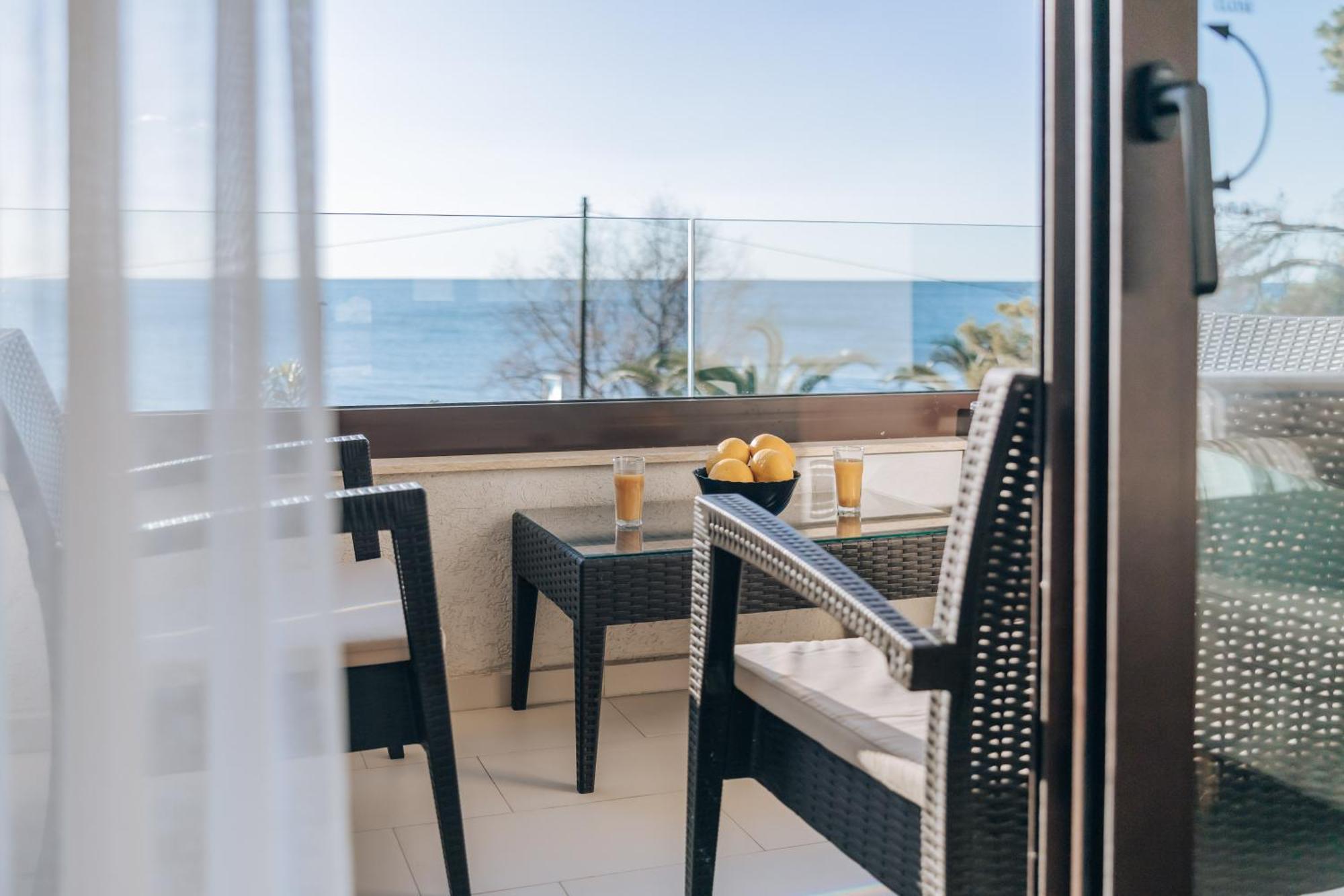 Apartments Kuce Lekovica Beach & Snack Bar- Bistro Camera foto