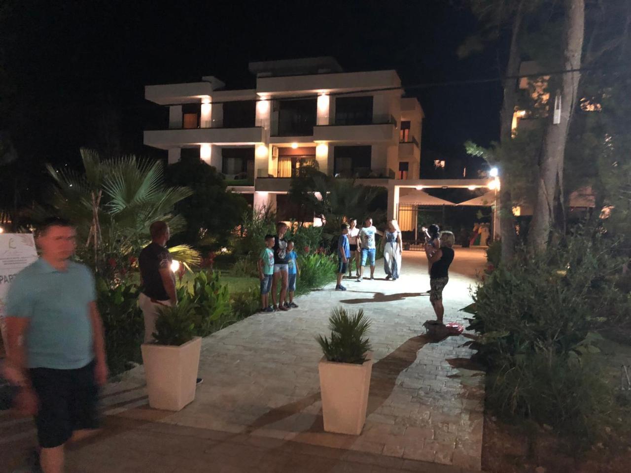 Apartments Kuce Lekovica Beach & Snack Bar- Bistro Esterno foto