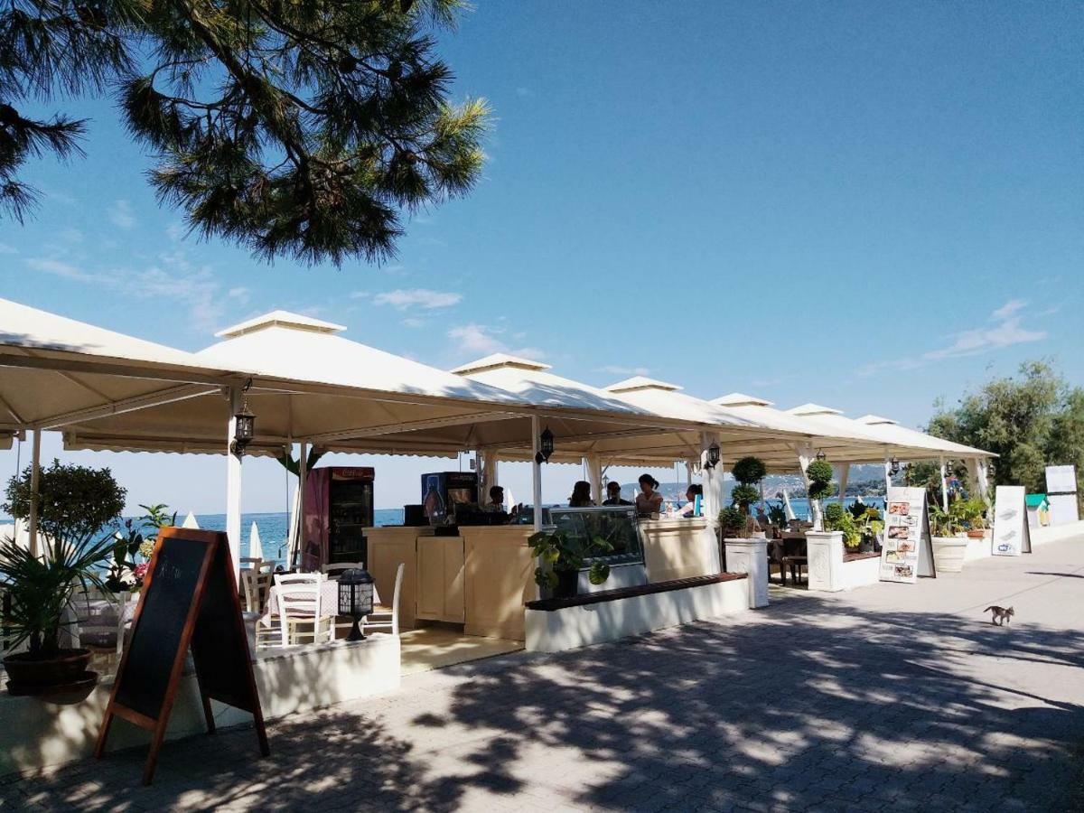 Apartments Kuce Lekovica Beach & Snack Bar- Bistro Esterno foto
