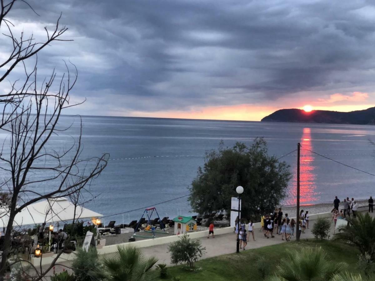 Apartments Kuce Lekovica Beach & Snack Bar- Bistro Esterno foto