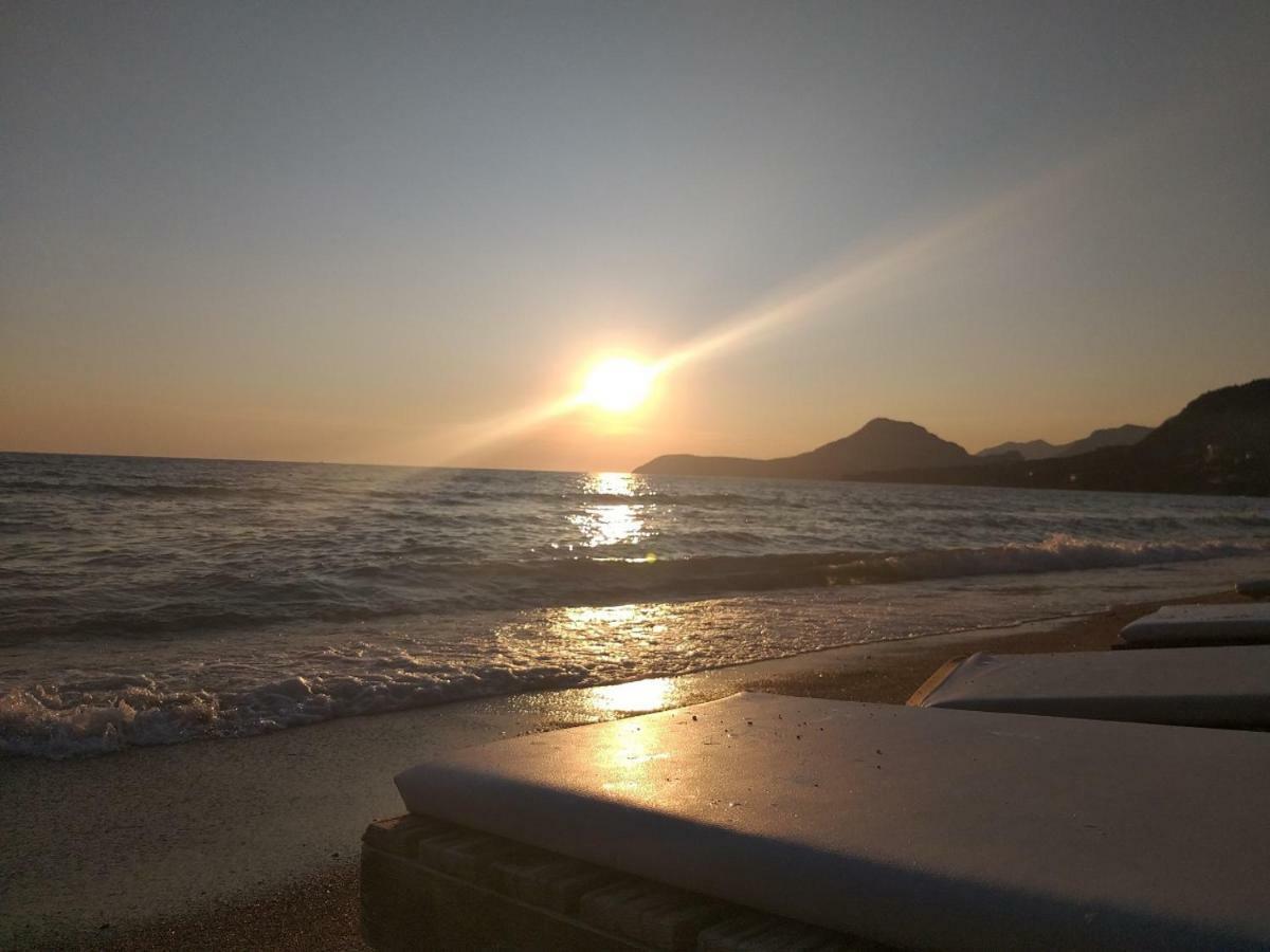 Apartments Kuce Lekovica Beach & Snack Bar- Bistro Esterno foto