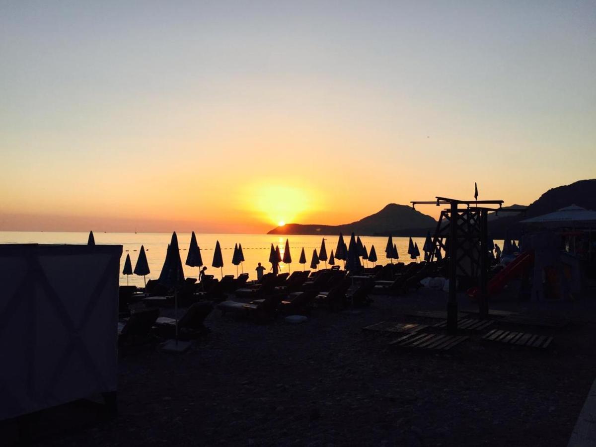 Apartments Kuce Lekovica Beach & Snack Bar- Bistro Esterno foto