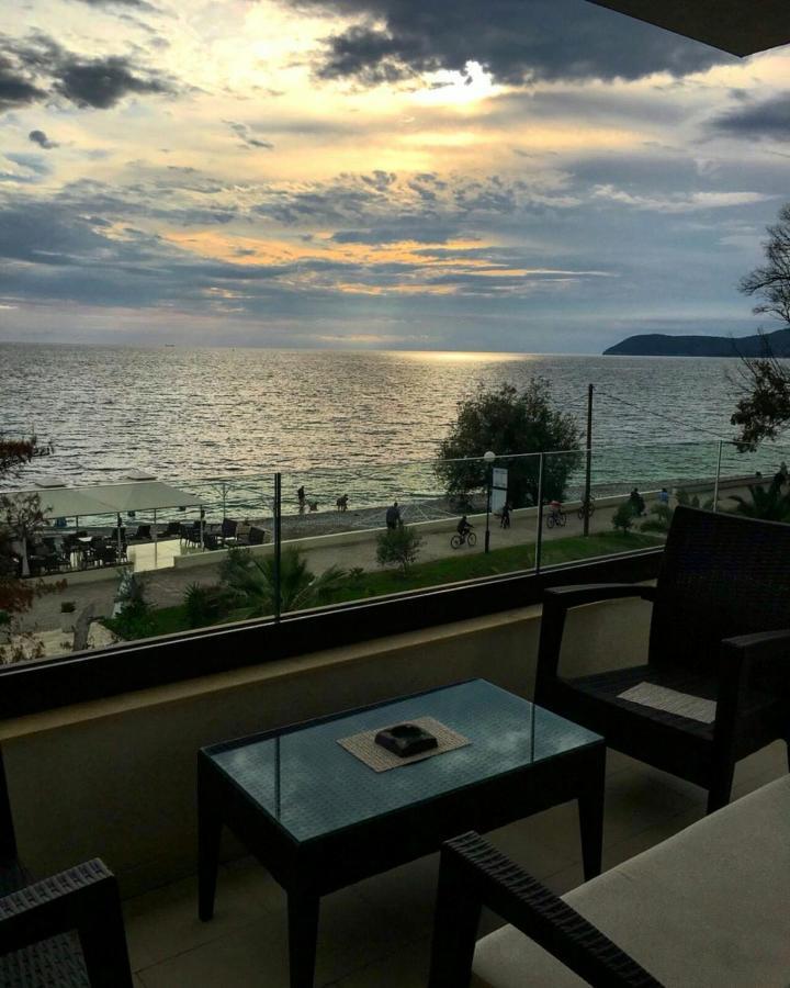 Apartments Kuce Lekovica Beach & Snack Bar- Bistro Esterno foto